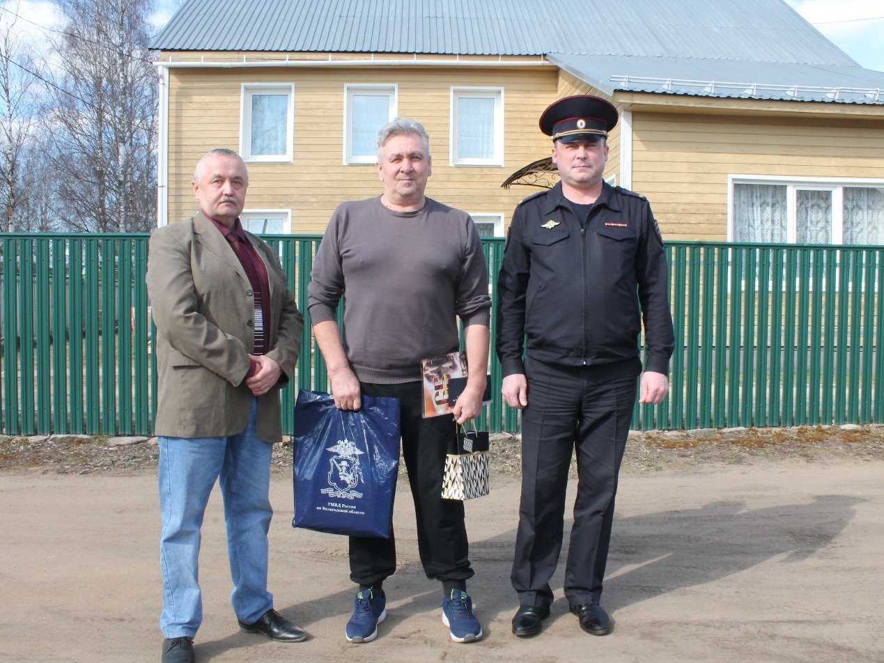 Полицейские поздравили с 65-летним юбилеем ветерана органов внутренних дел.