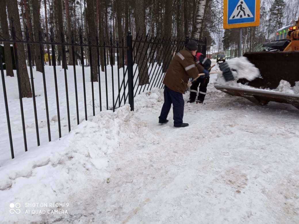 Сегодня сотрудники муниципального предприятия «Служба заказчика» восстанавливают ограждение забора у городского парка.