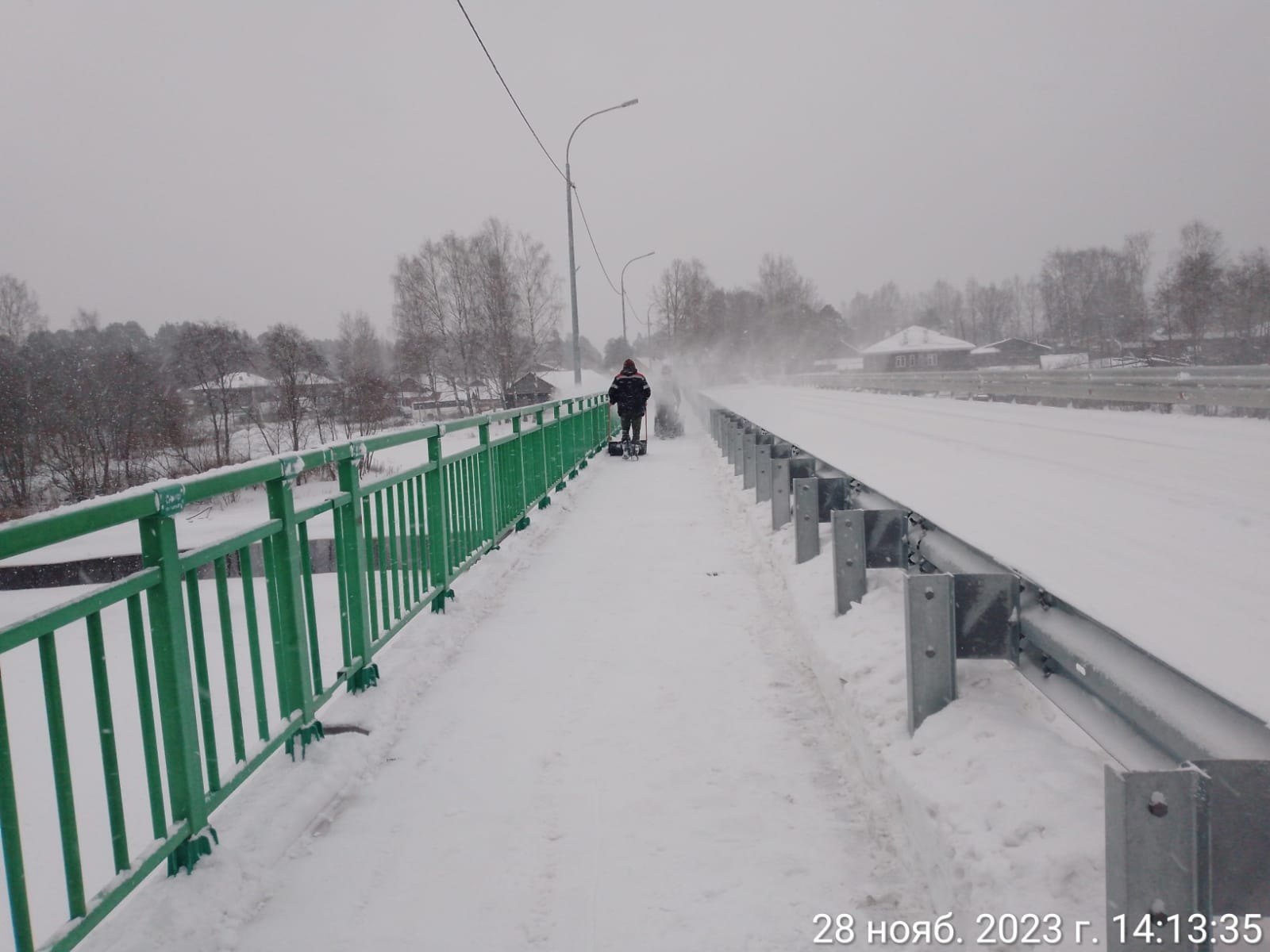 Служба заказчика продолжает работу по расчистке тротуаров, заездов автобусных комплексов, общественных мест..