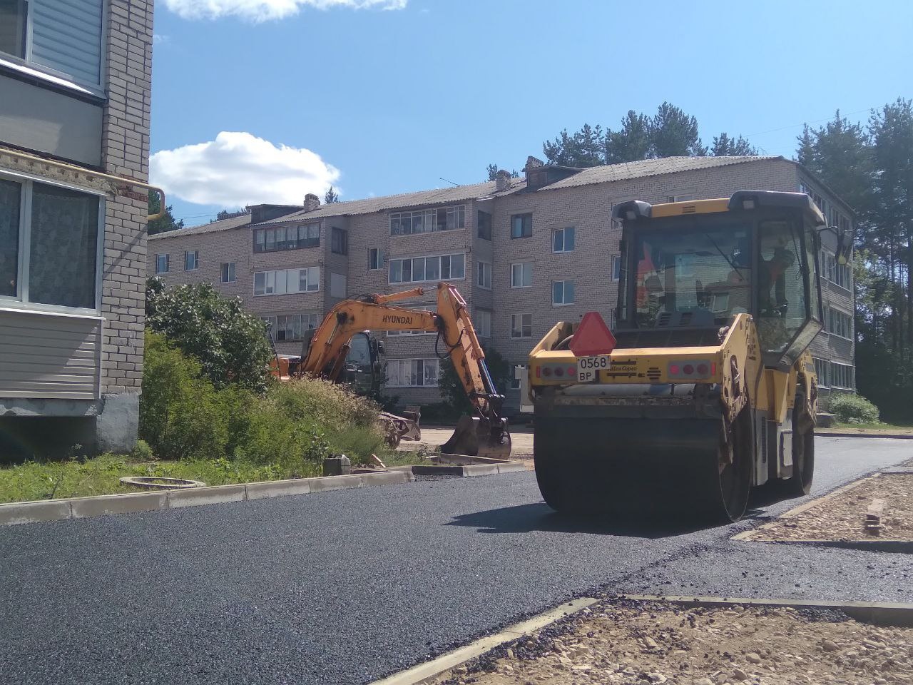  ООО &quot;Севердорстрой&quot; начал работы по асфальтированию дворовых территорий у многоквартирных домов № 6-а, 12-а, 12-б, 2-г по улице Гайдара..