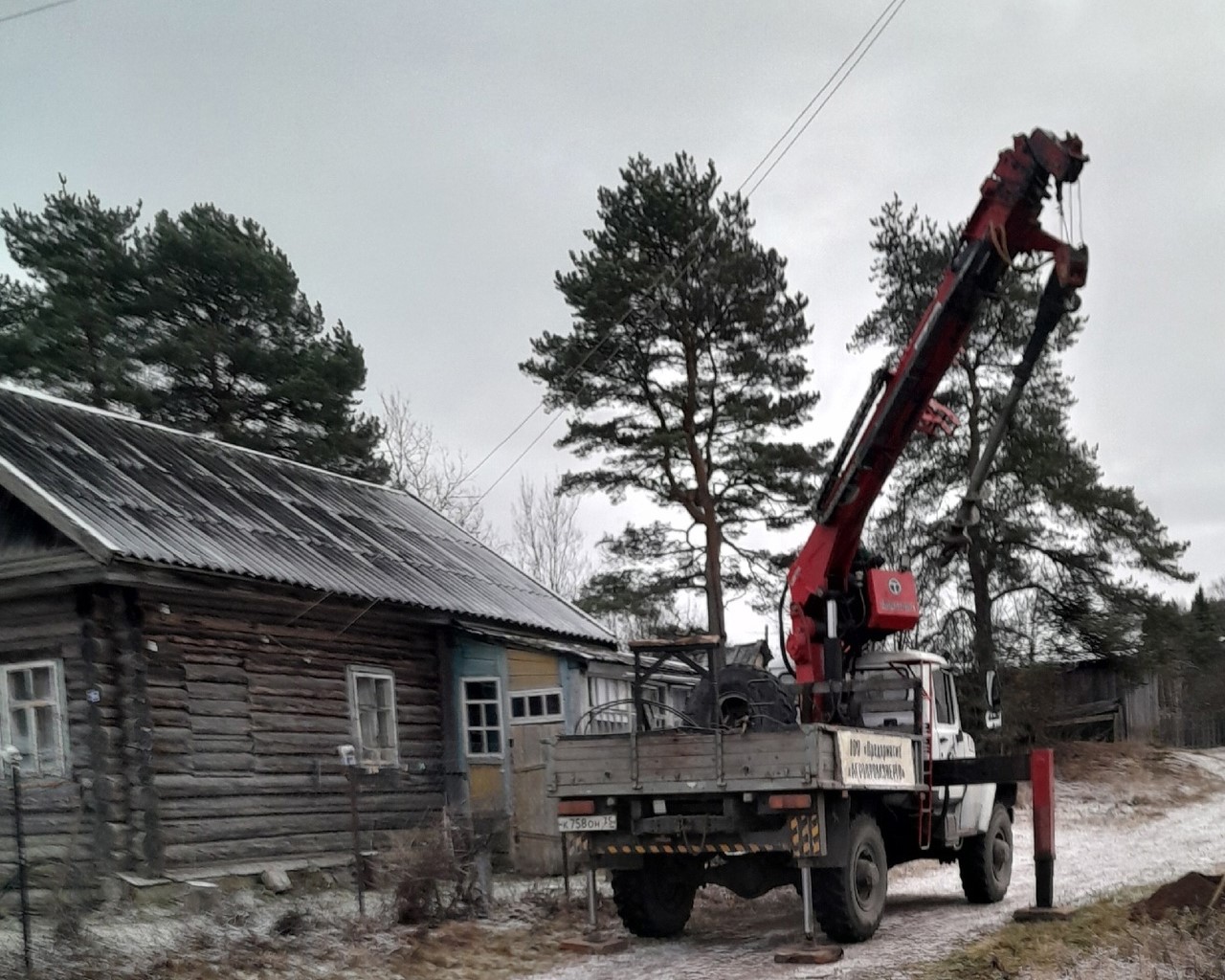  В поселке Колошма начались работы по реконструкции ВЛ-04кВ от ТП №107.