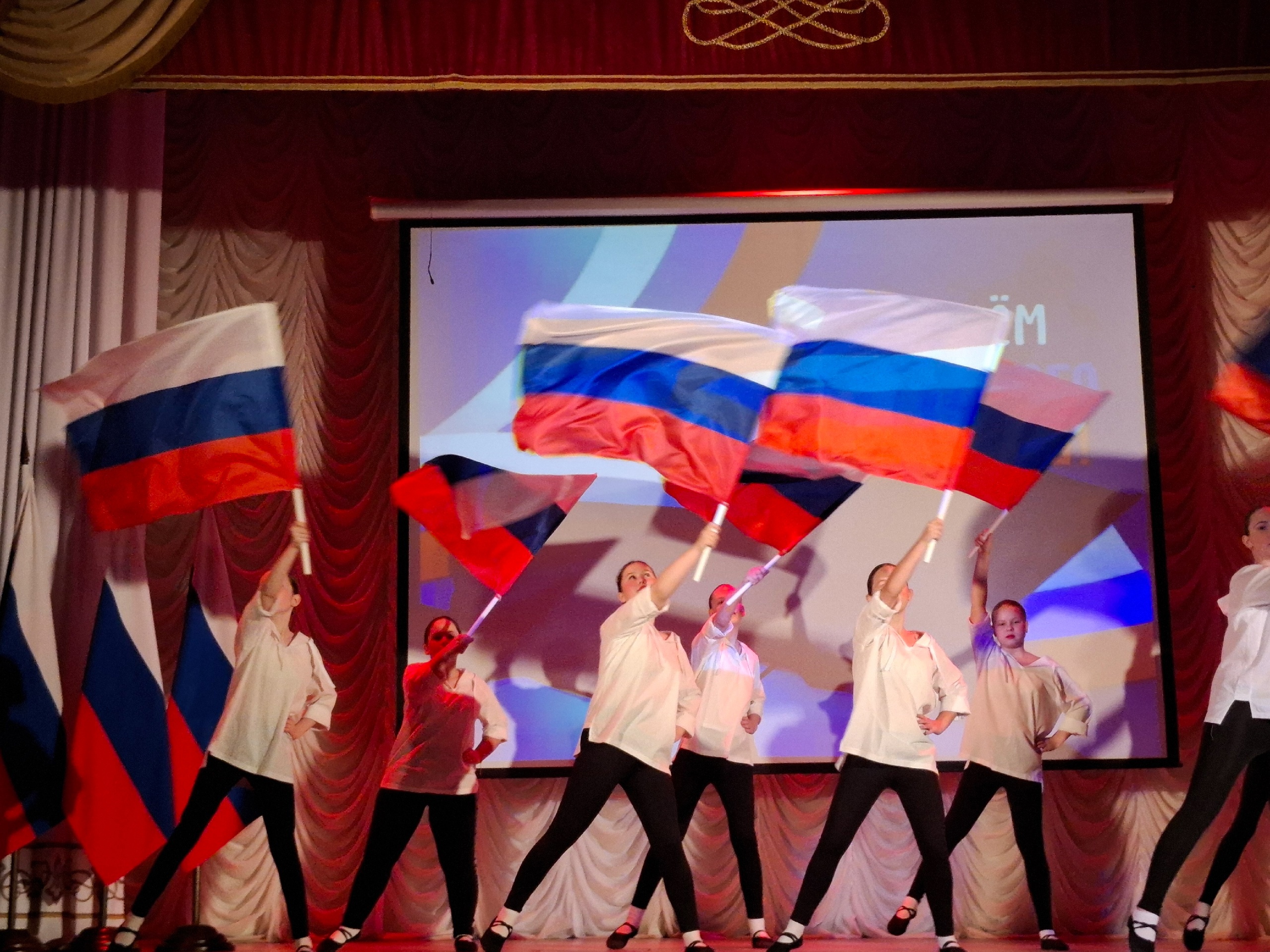 На сцене Бабаевского Центра культурного развития прошел большой праздничный благотворительный концерт &quot;В единстве - сила&quot;, посвященный Дню народного единства.