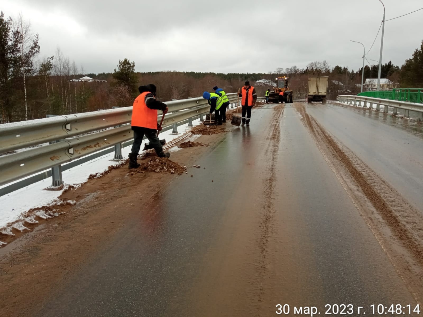 В городе начался сезон весенней уборки..