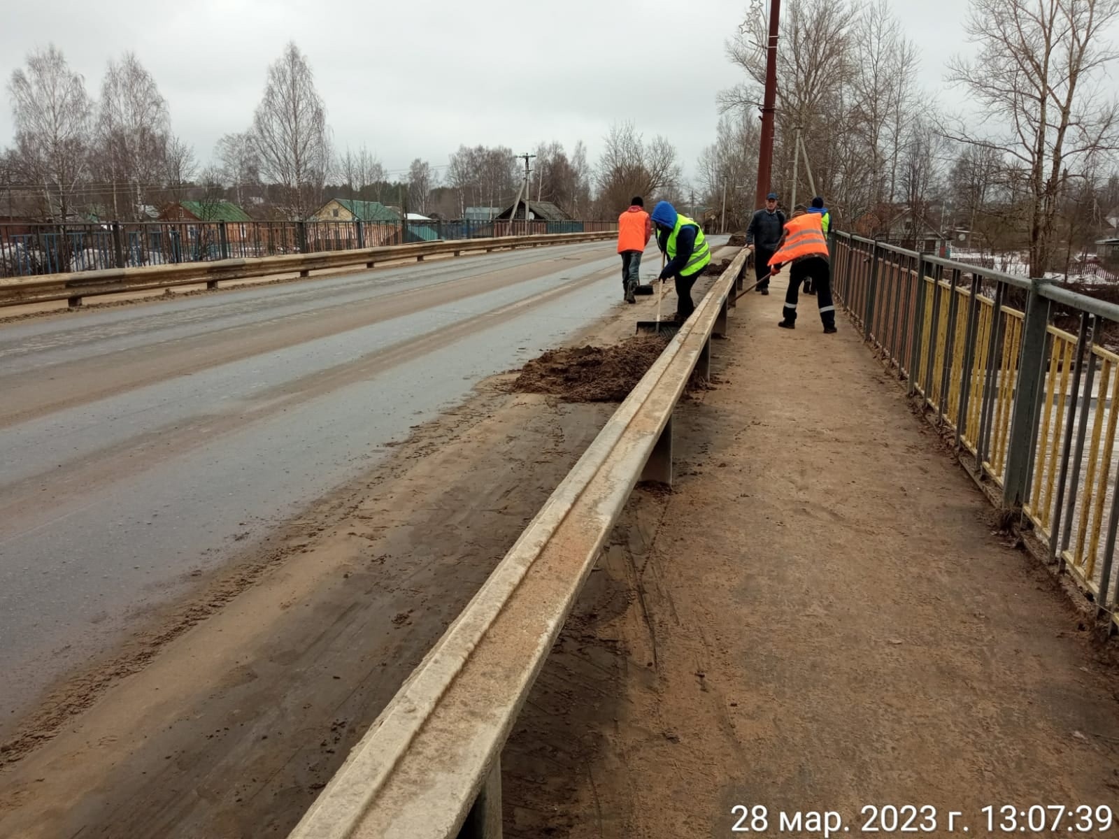 ...Казалось бы, еще совсем недавно коммунальные и дорожные службы в круглосуточном режиме занимались снегоборьбой....