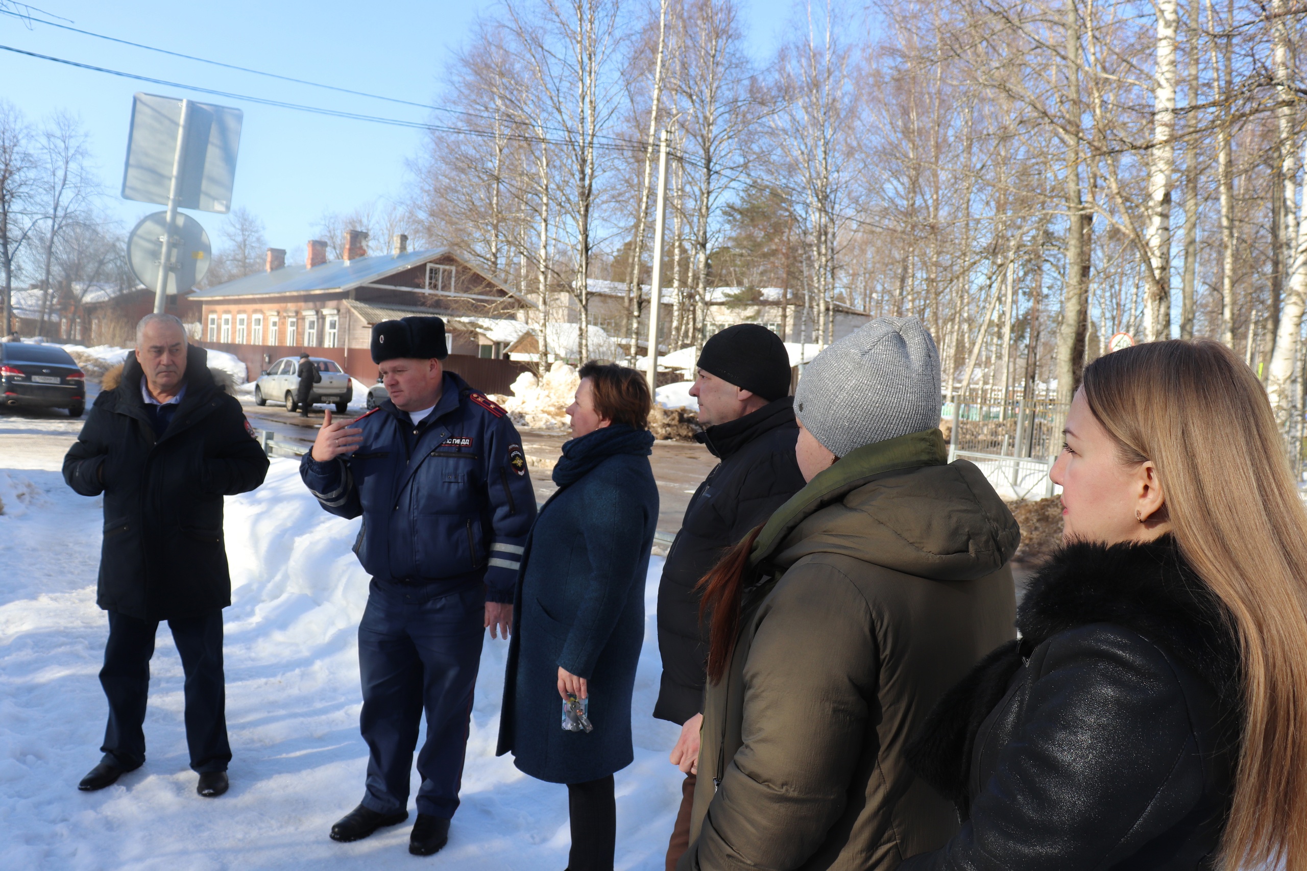  Организация безопасности дорожного движения и паковочных мест возле Бабаевской средней школы № 65 стала предметом осуждения выездного рабочего совещания.