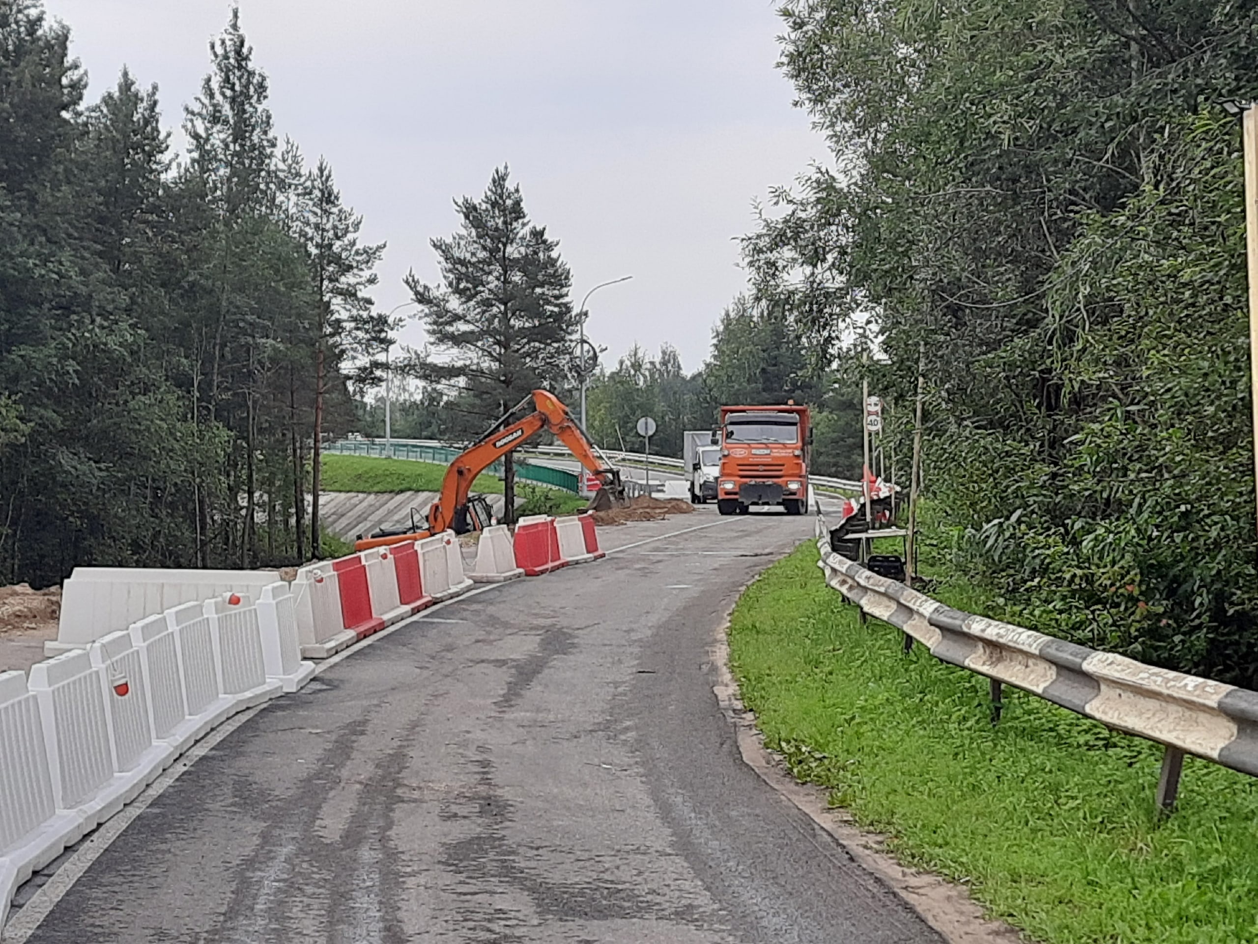 ООО Севердорстрой продолжает выполнять работы по обустройству тротуара на ул. Садовой.