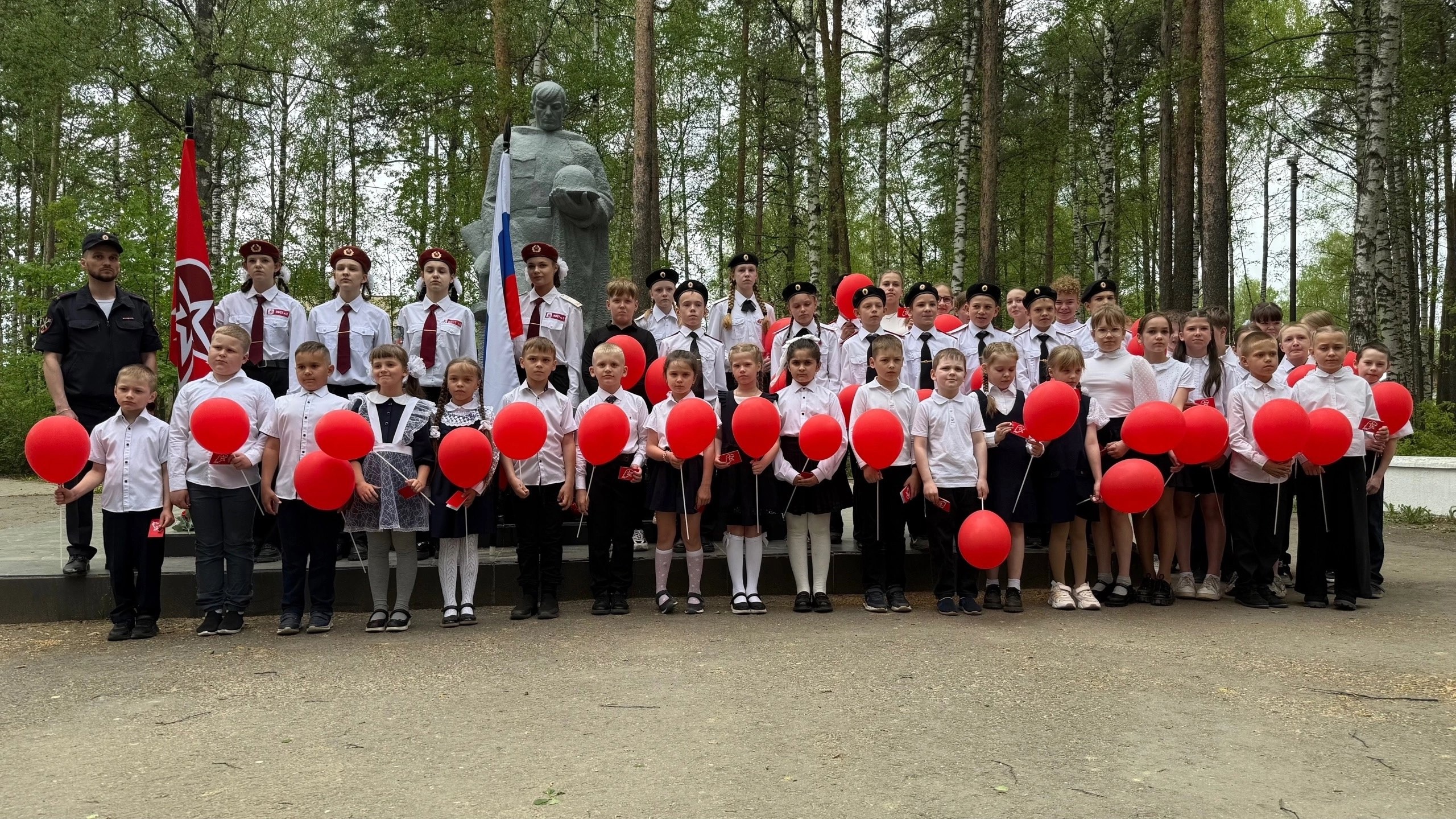 В Привокзальном парке у монумента воинам - землякам состоялась торжественная церемония вступления 45 ребят в ряды Всероссийского детско-юношеского военно-патриотического общественного движения «ЮНАРМИЯ».