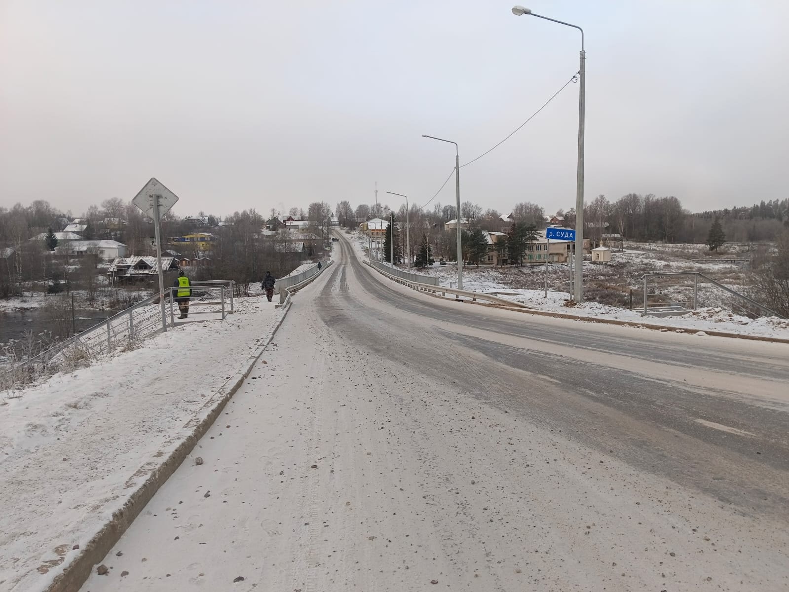 Движение по центральному мосту через реку Суда в селе Борисово-Судское открыто по двум полосам.