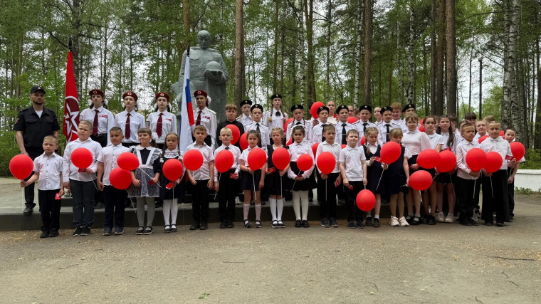 В Привокзальном парке у монумента воинам - землякам состоялась торжественная церемония вступления 45 ребят в ряды Всероссийского детско-юношеского военно-патриотического общественного движения «ЮНАРМИЯ». В Привокзальном парке у монумента воинам - землякам состоялась торжественная церемония вступления 45 ребят в ряды Всероссийского детско-юношеского военно-патриотического общественного движения «ЮНАРМИЯ».